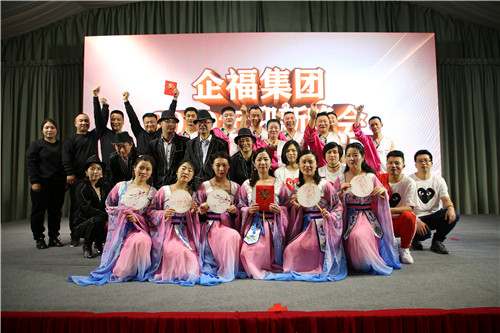 晚宴节目大合影_副本.jpg 晚宴节目大合影_副本.jpg