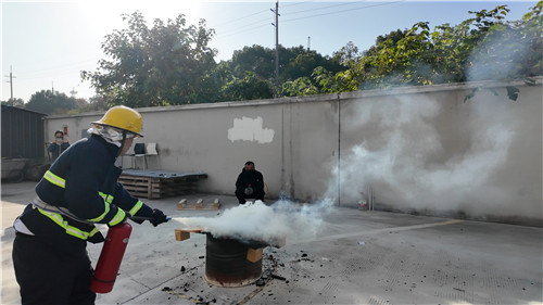 灭火器灭火1_副本.jpg 灭火器灭火1_副本.jpg